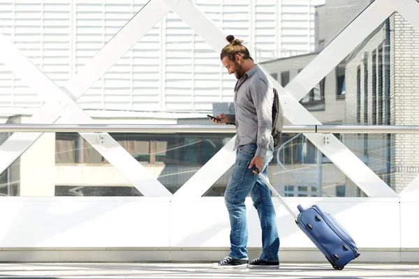 Yürüme ve hareket eden telefon arayan adam yola