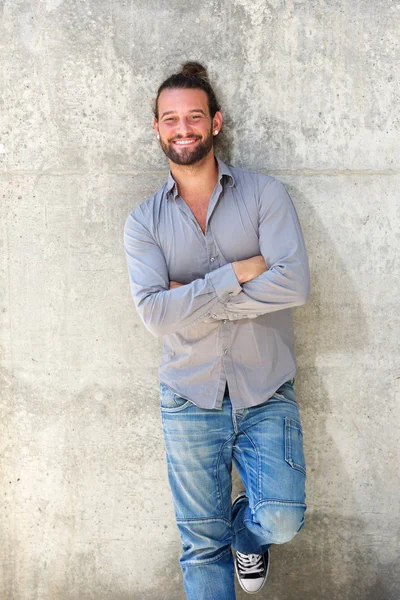 Beau homme souriant avec les bras croisés — Photo