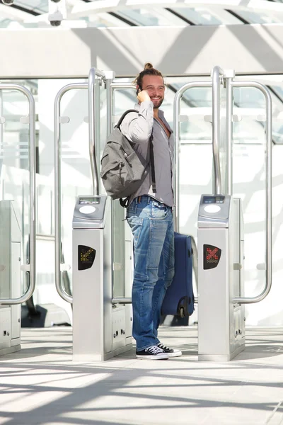 Człowiek stojący przy wejściu do stacji — Zdjęcie stockowe