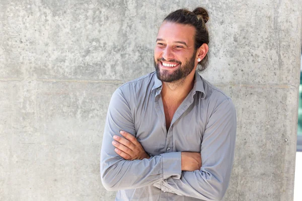 Lächelnder moderner Mann mit Bart — Stockfoto