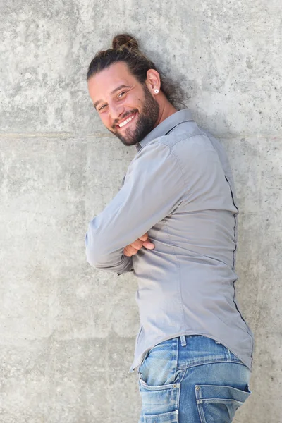 Homme souriant avec bras croisés — Photo