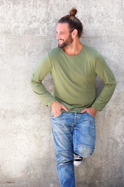 Uomo sorridente con la barba — Foto Stock