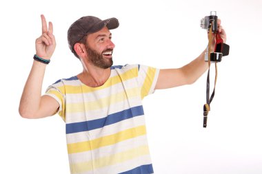 Selfie fotoğraf makinesi ile alarak neşeli olgun adam