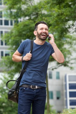 Neşeli orta yaşlı adam cep telefonu üzerinde konuşurken