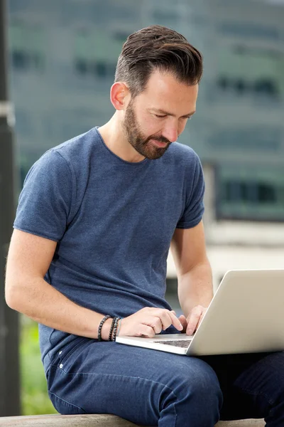 Geschäftsmann mittleren Alters sitzt draußen — Stockfoto