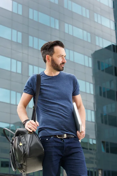 Guy debout à l'extérieur — Photo