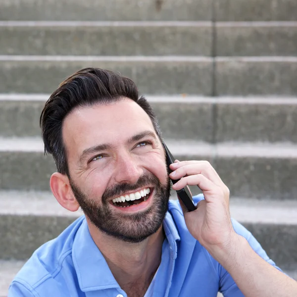 Glad mogen man med hjälp av mobiltelefon — Stockfoto