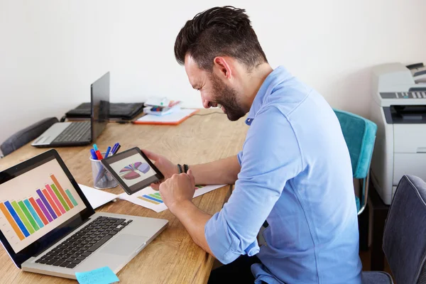 İş adamı onun masasında dijital tablet kullanma — Stok fotoğraf