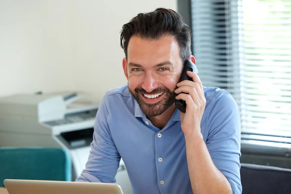 Ragazzo sicuro di sé che parla sul cellulare — Foto Stock