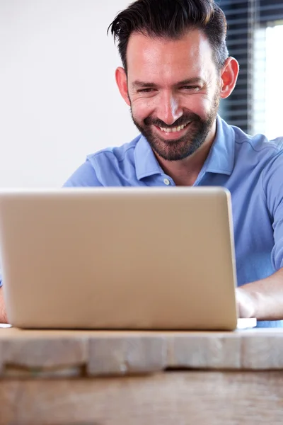 Χαμογελαστός άνθρωπος των επιχειρήσεων χρησιμοποιώντας φορητό υπολογιστή — Φωτογραφία Αρχείου