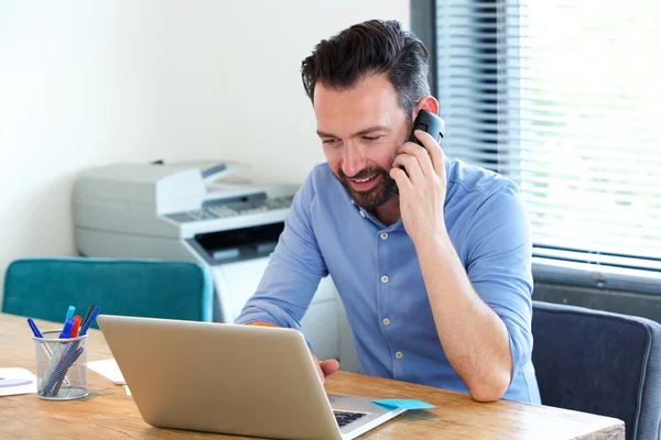 Mature business man working at his desk — Stock Photo, Image