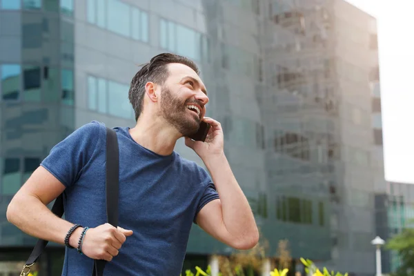 Cep telefonu açık havada üzerinde konuşan adam gülümseyen — Stok fotoğraf