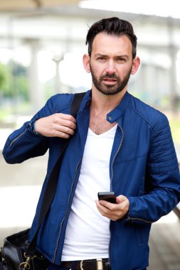 cep telefonu ile yakışıklı adam