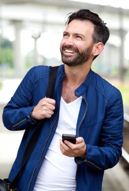 Cep telefonu ile kendine güvenen adam