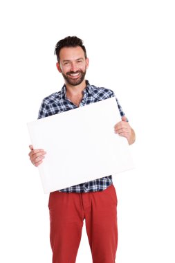 Boş billboard tutan mutlu olgun adam