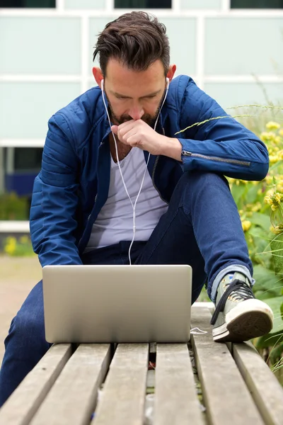 Mogen man sitter utomhus — Stockfoto