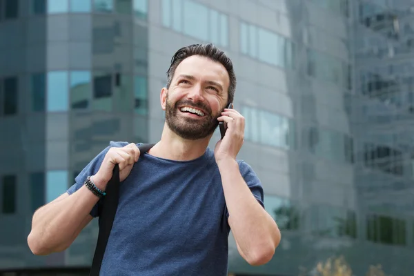 Glücklich Reifen Kerl sprechen auf Handy — Stockfoto