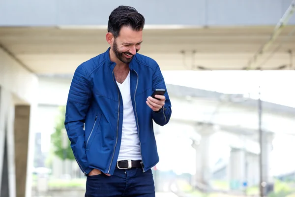 Homme lisant un message texte sur un téléphone mobile — Photo