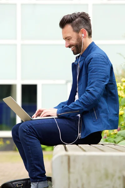 Mogen man som arbetar på laptop utomhus — Stockfoto