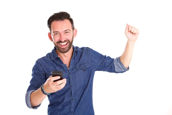 Зрілий чоловік з мобільним телефоном святкує успіх — стокове фото