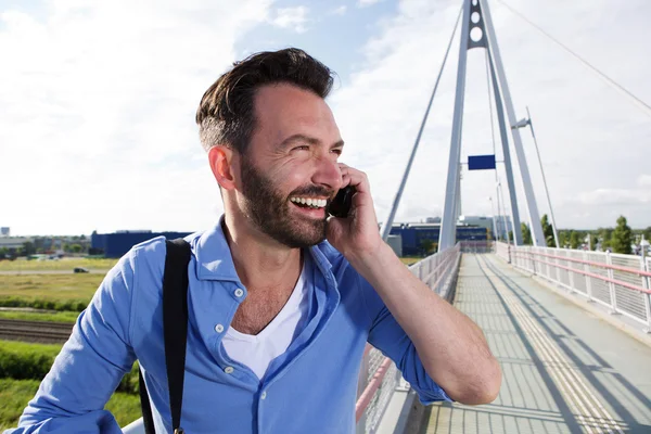 Cestovatel na mostě pomocí mobilního telefonu — Stock fotografie
