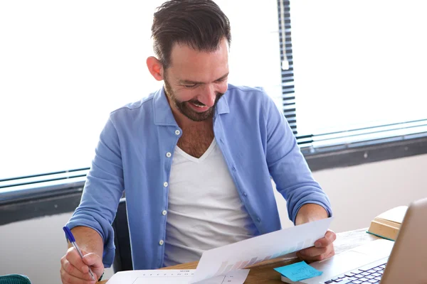 Felice uomo d'affari maturo che lavora alla sua scrivania — Foto Stock