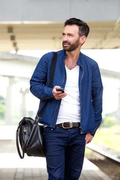 Bonito homem andando na estação ferroviária — Fotografia de Stock