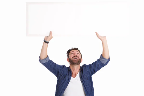 Зрелый мужчина смеется и держит пустой плакат — стоковое фото