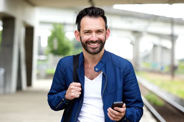 Zelfverzekerde volwassen man permanent bij station — Stockfoto