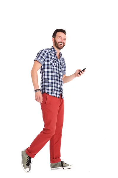 Веселый взрослый мужчина ходит с мобильным телефоном — стоковое фото