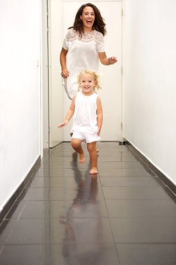 Anne ve kızı evde oynuyorlar.