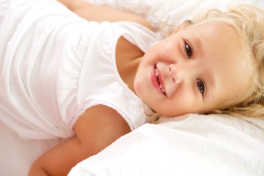 güzel kız yatakta yatarken