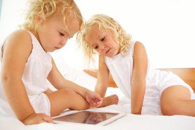 Little sisters yatağın üstüne oturuyor