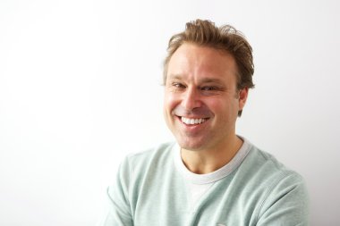 Adam beyaz duvara karşı ayakta