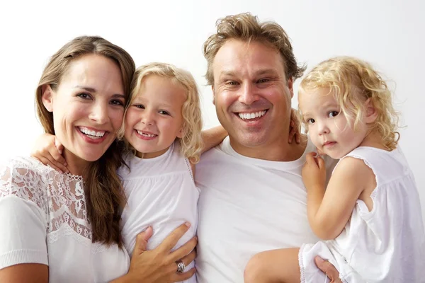 Famiglia felice che sorride insieme — Foto Stock