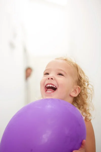 Menina bonito segurando balão — Fotografia de Stock