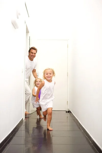 Cute girls running at home — Stockfoto