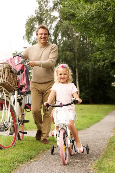 Vater und Tochter radeln gemeinsam — Stockfoto