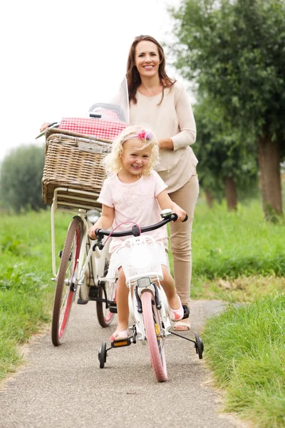 Mor och dotter med cyklar — Stockfoto