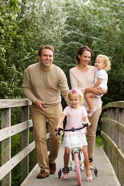 Loving family on small bridge — Stockfoto