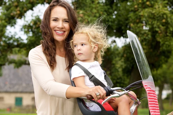 母亲和女儿上的自行车mor och dotter på cykel — Stockfoto