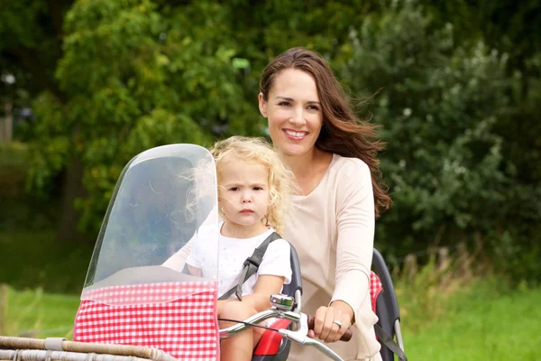 Madre tomando hija en bicicleta — Foto de Stock