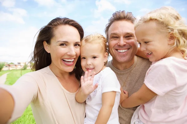 Familia feliz tomando selfie —  Fotos de Stock
