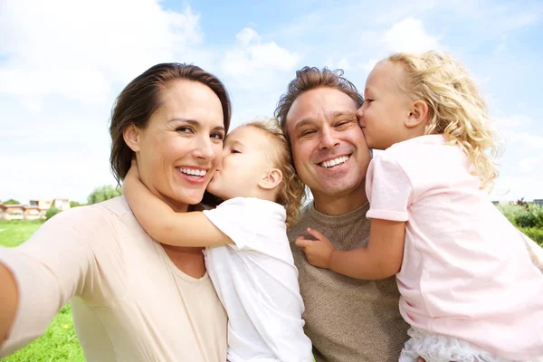 Mulher falando selfie de sua família — Fotografia de Stock