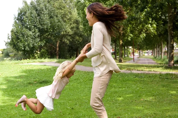 Madre e hija jugando en el parque — Foto de Stock