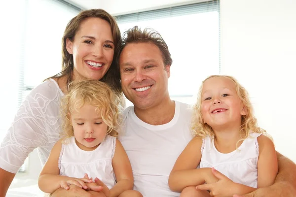 Lyckliga föräldrar med döttrar hemma — Stockfoto