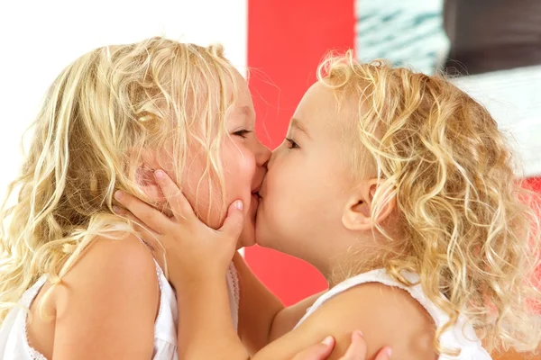 Little girls kissing each other — Stock Photo, Image