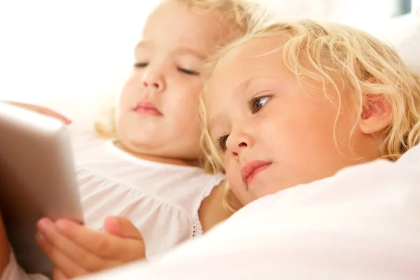 İki küçük kız kullanarak tablet — Stok fotoğraf