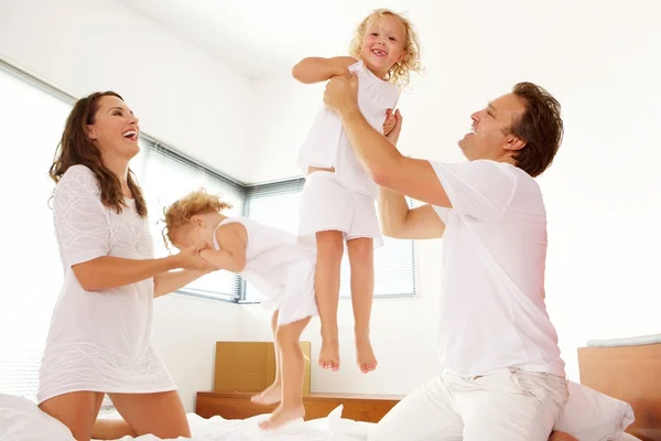 Glückliche Familie spielt im Schlafzimmer — Stockfoto