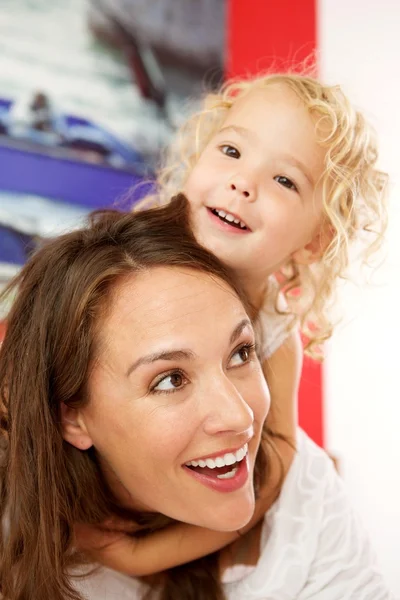 Niña abrazando a su madre — Foto de Stock